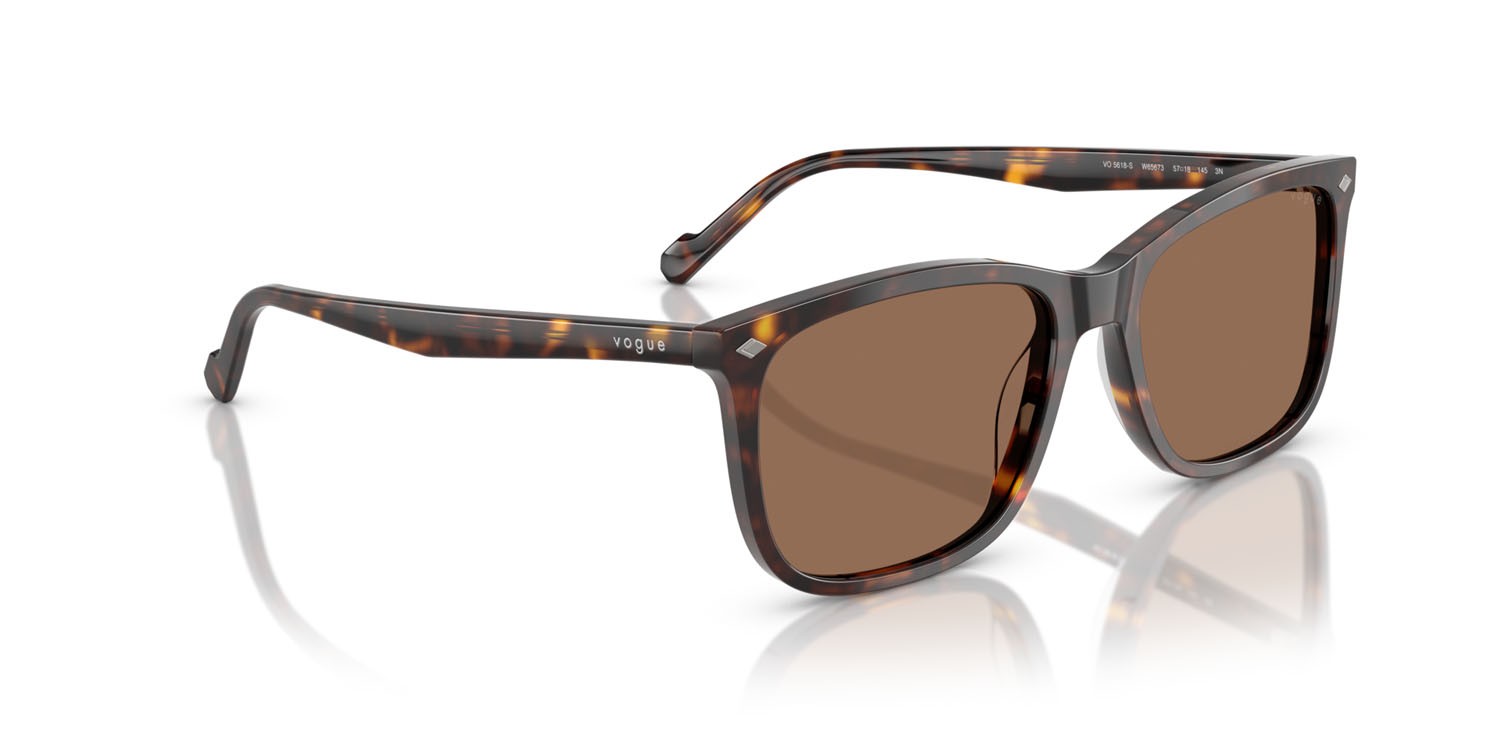 Occhiali da sole Vogue VO 5618S (W65673) colore havana scuro forma quadrato lenti marrone scuro