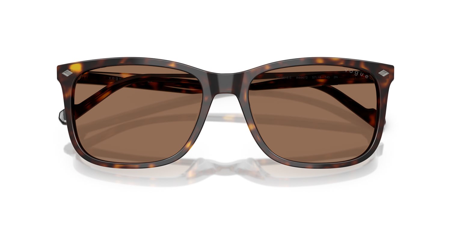 Occhiali da sole Vogue VO 5618S (W65673) colore havana scuro forma quadrato lenti marrone scuro