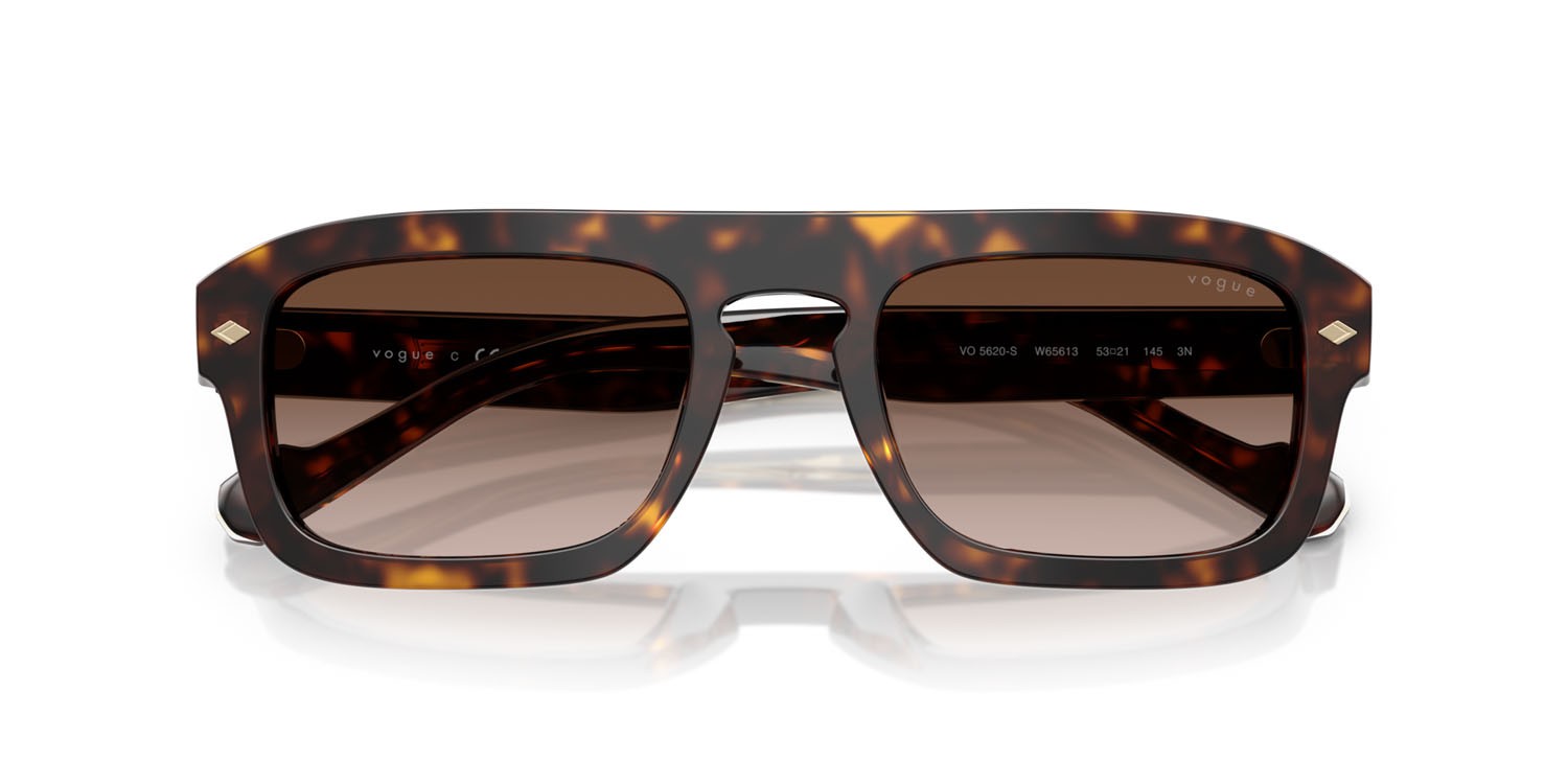 Occhiali da sole Vogue VO 5620S (W65613) colore havana scuro forma irregolare lenti marrone sfumato