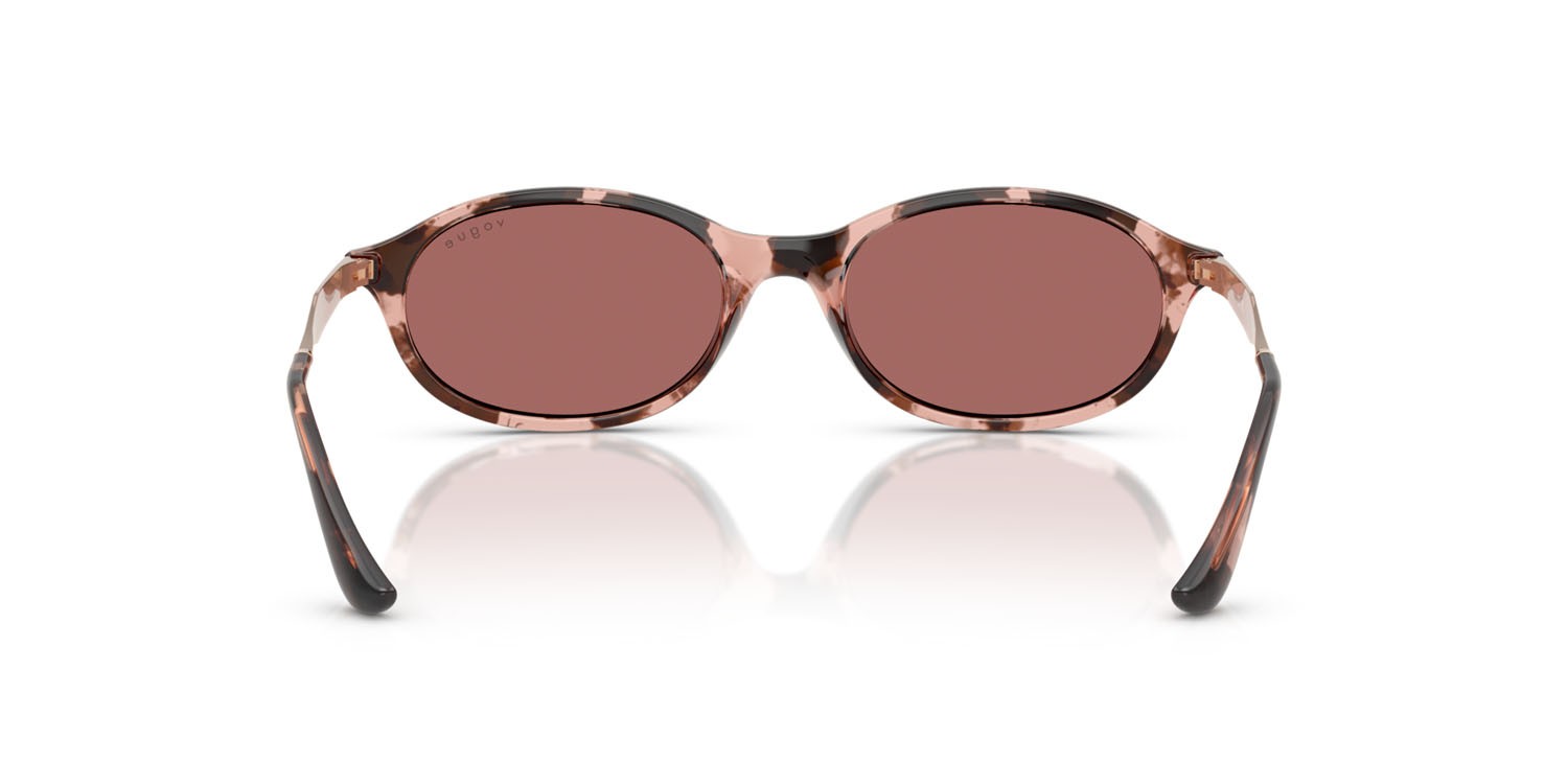 Occhiali da sole Vogue VO 5625S (319969) colore havana rosa forma ovale lenti violetto scuro