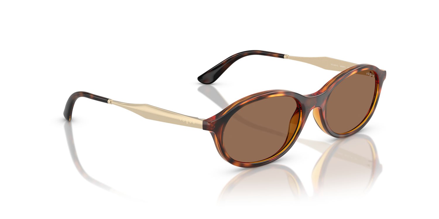 Occhiali da sole Vogue VO 5625S (W65673) colore havana scuro forma ovale lenti marrone scuro
