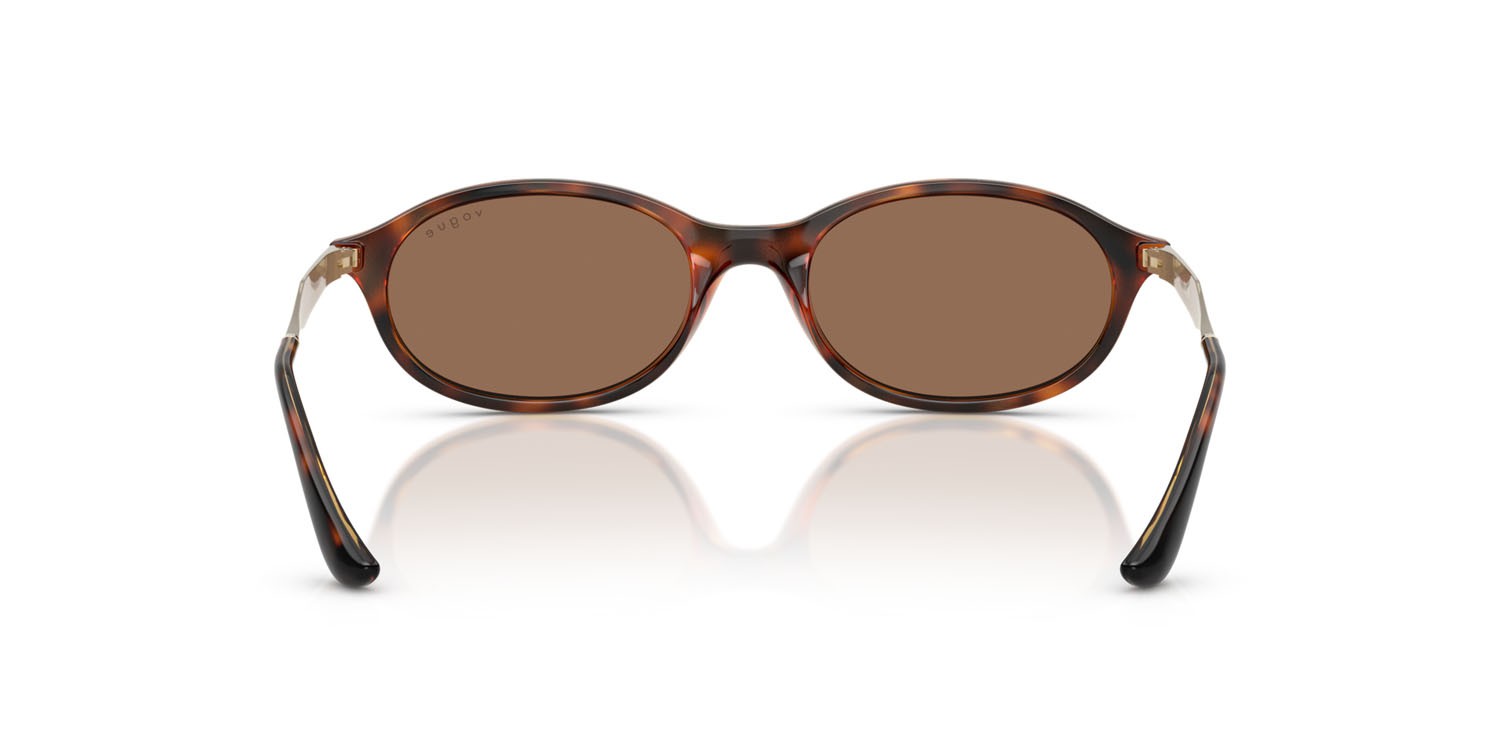 Occhiali da sole Vogue VO 5625S (W65673) colore havana scuro forma ovale lenti marrone scuro
