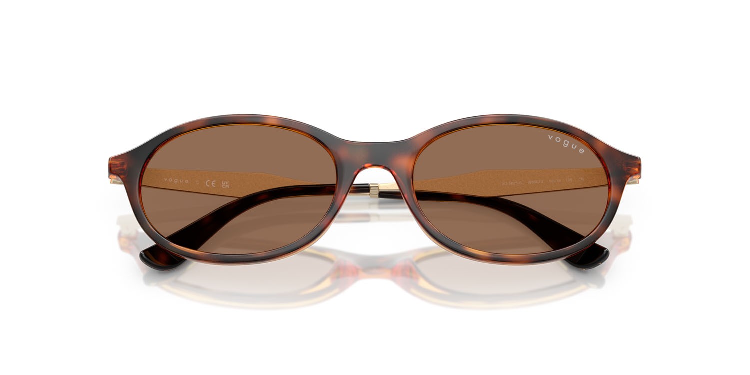 Occhiali da sole Vogue VO 5625S (W65673) colore havana scuro forma ovale lenti marrone scuro