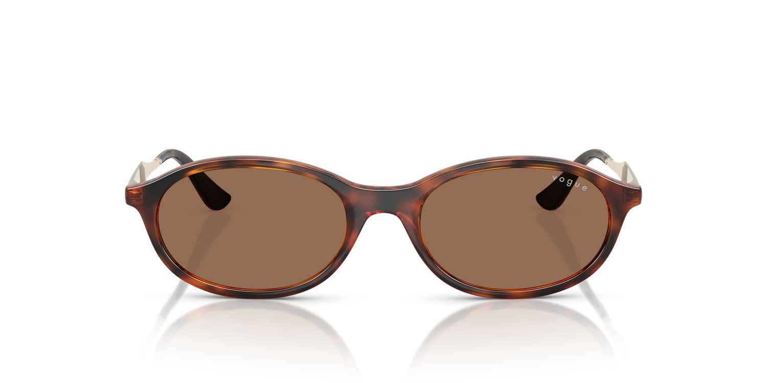 Occhiali da sole Vogue VO 5625S (W65673) colore havana scuro forma ovale lenti marrone scuro