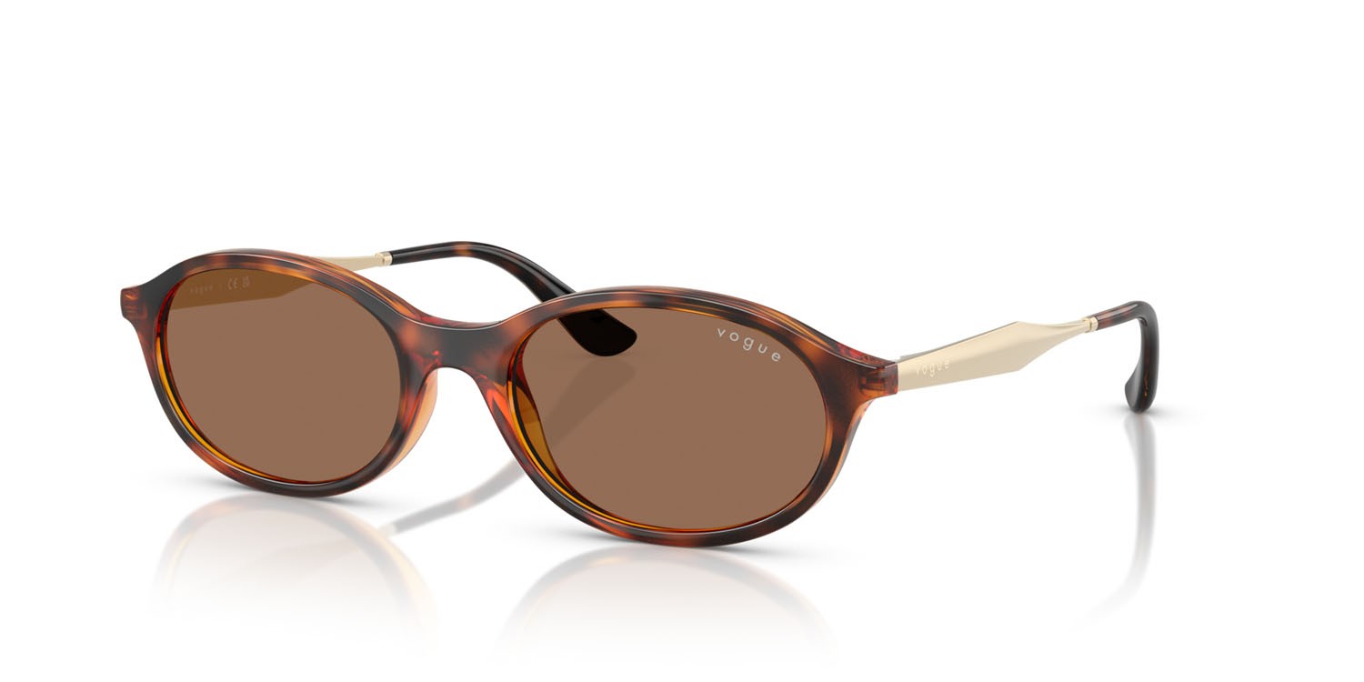 Occhiali da sole Vogue VO 5625S (W65673) colore havana scuro forma ovale lenti marrone scuro