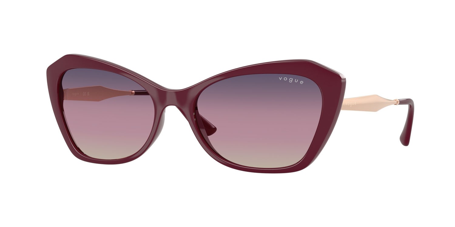 Occhiali da sole Vogue VO 5626S (2875U6) colore ciliegia full forma irregolare lenti marrone sfumato violetto sfumato blu