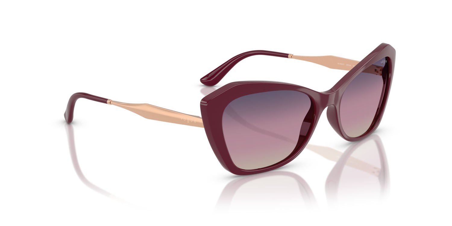 Occhiali da sole Vogue VO 5626S (2875U6) colore ciliegia full forma irregolare lenti marrone sfumato violetto sfumato blu