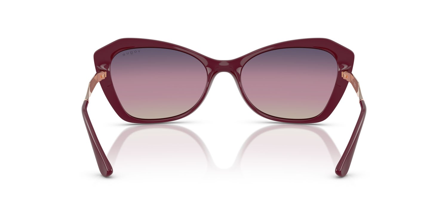 Occhiali da sole Vogue VO 5626S (2875U6) colore ciliegia full forma irregolare lenti marrone sfumato violetto sfumato blu