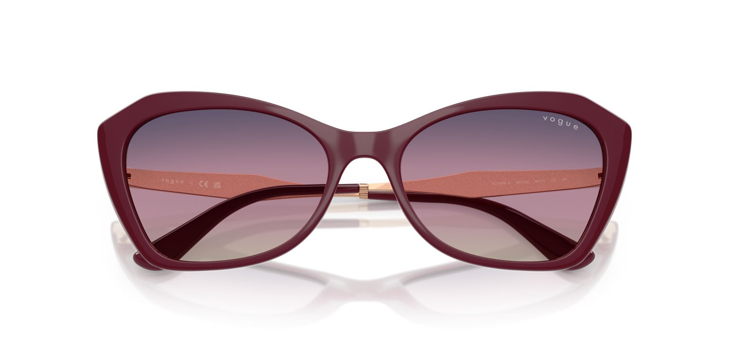 Occhiali da sole Vogue VO 5626S (2875U6) colore ciliegia full forma irregolare lenti marrone sfumato violetto sfumato blu