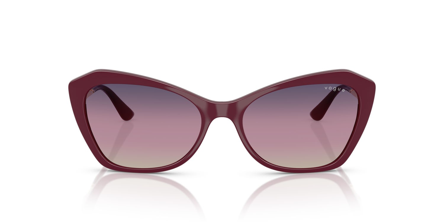 Occhiali da sole Vogue VO 5626S (2875U6) colore ciliegia full forma irregolare lenti marrone sfumato violetto sfumato blu