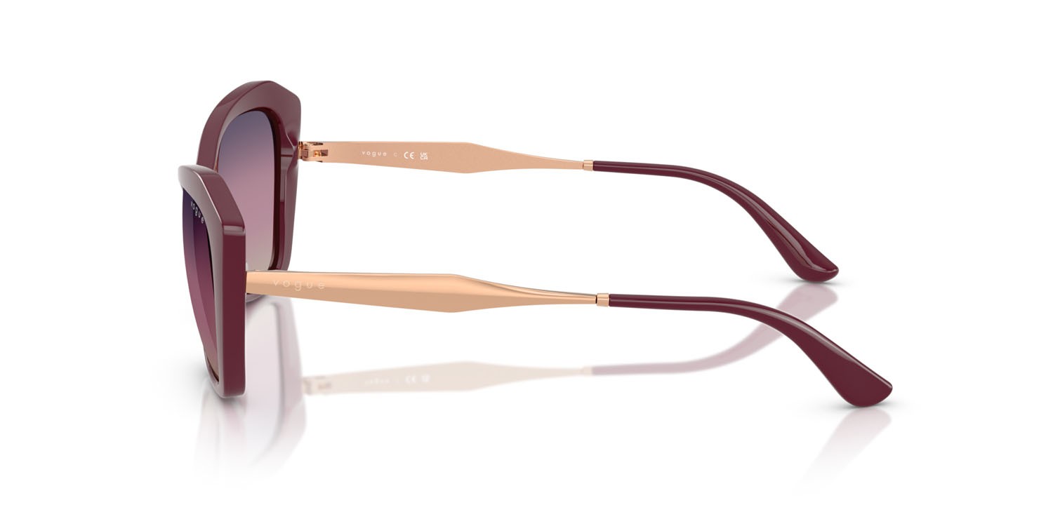 Occhiali da sole Vogue VO 5626S (2875U6) colore ciliegia full forma irregolare lenti marrone sfumato violetto sfumato blu