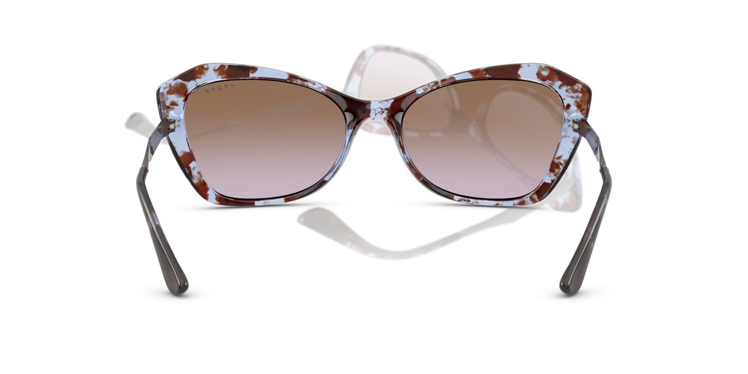 Occhiali da sole Vogue VO 5626S (320168) colore blu havana forma irregolare lenti violetto sfumato marrone