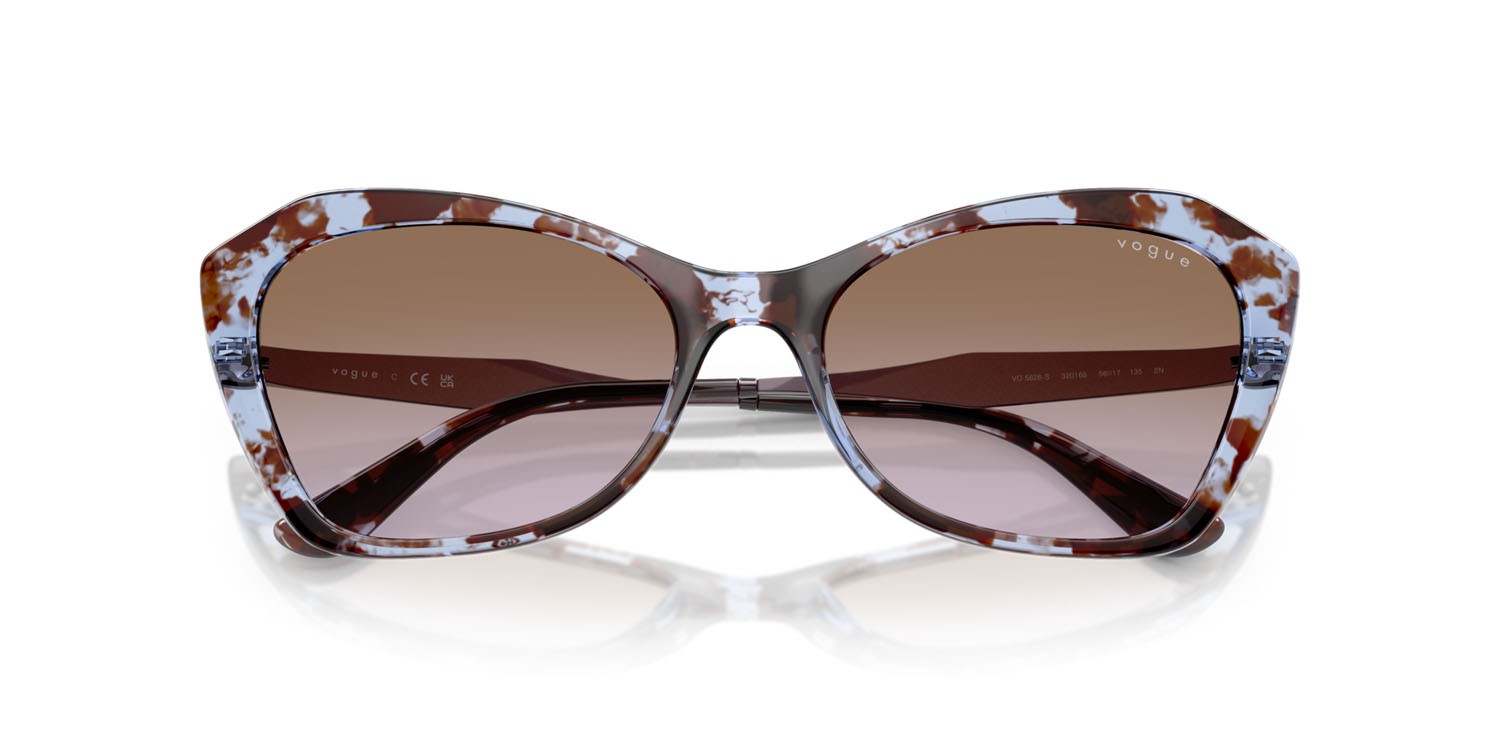 Occhiali da sole Vogue VO 5626S (320168) colore blu havana forma irregolare lenti violetto sfumato marrone