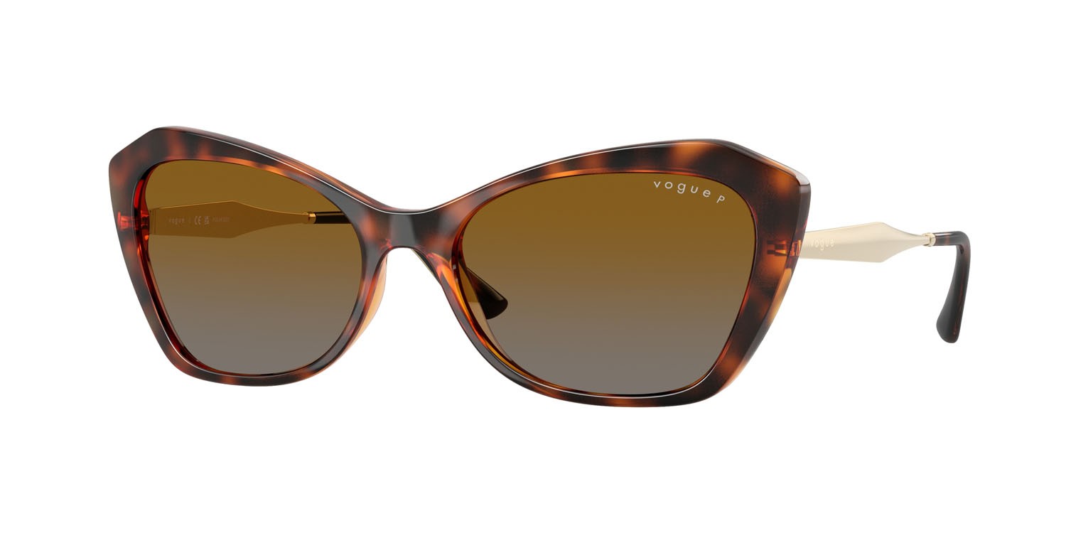 Occhiali da sole Vogue VO 5626S (W656T5) colore havana scuro forma irregolare lenti polarizzata grigio sfumato marrone