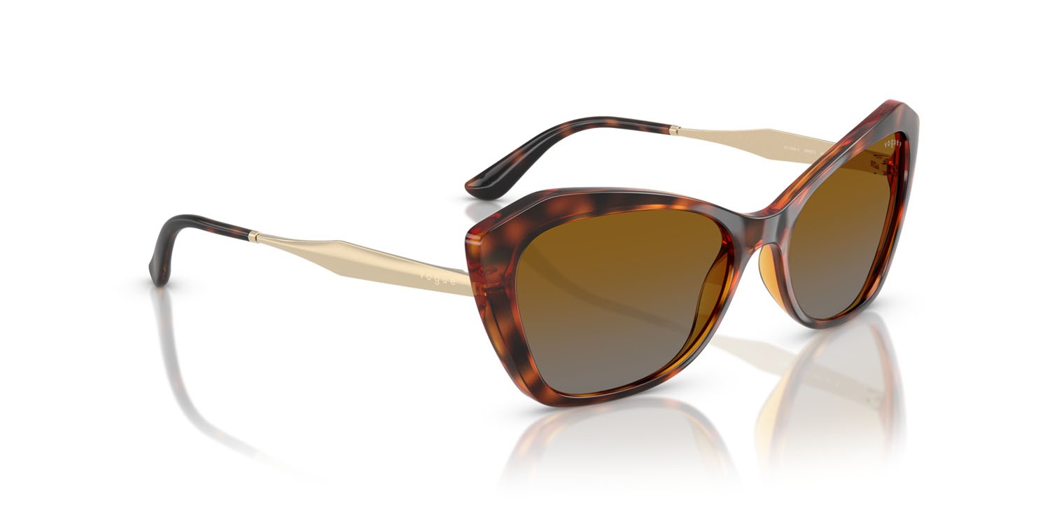 Occhiali da sole Vogue VO 5626S (W656T5) colore havana scuro forma irregolare lenti polarizzata grigio sfumato marrone