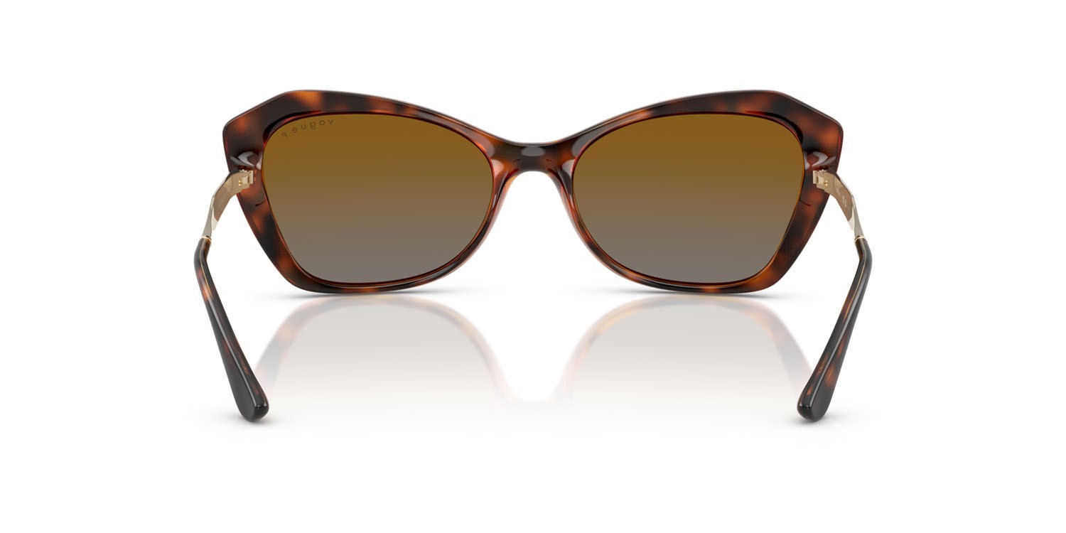 Occhiali da sole Vogue VO 5626S (W656T5) colore havana scuro forma irregolare lenti polarizzata grigio sfumato marrone