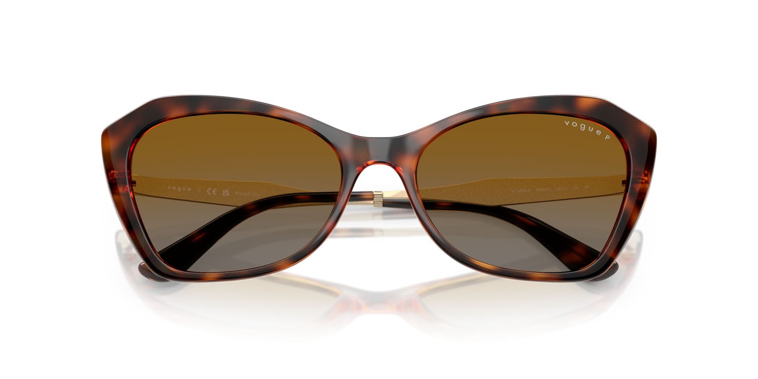 Occhiali da sole Vogue VO 5626S (W656T5) colore havana scuro forma irregolare lenti polarizzata grigio sfumato marrone