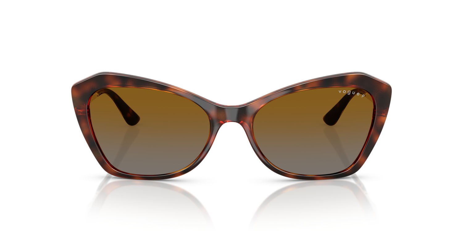 Occhiali da sole Vogue VO 5626S (W656T5) colore havana scuro forma irregolare lenti polarizzata grigio sfumato marrone