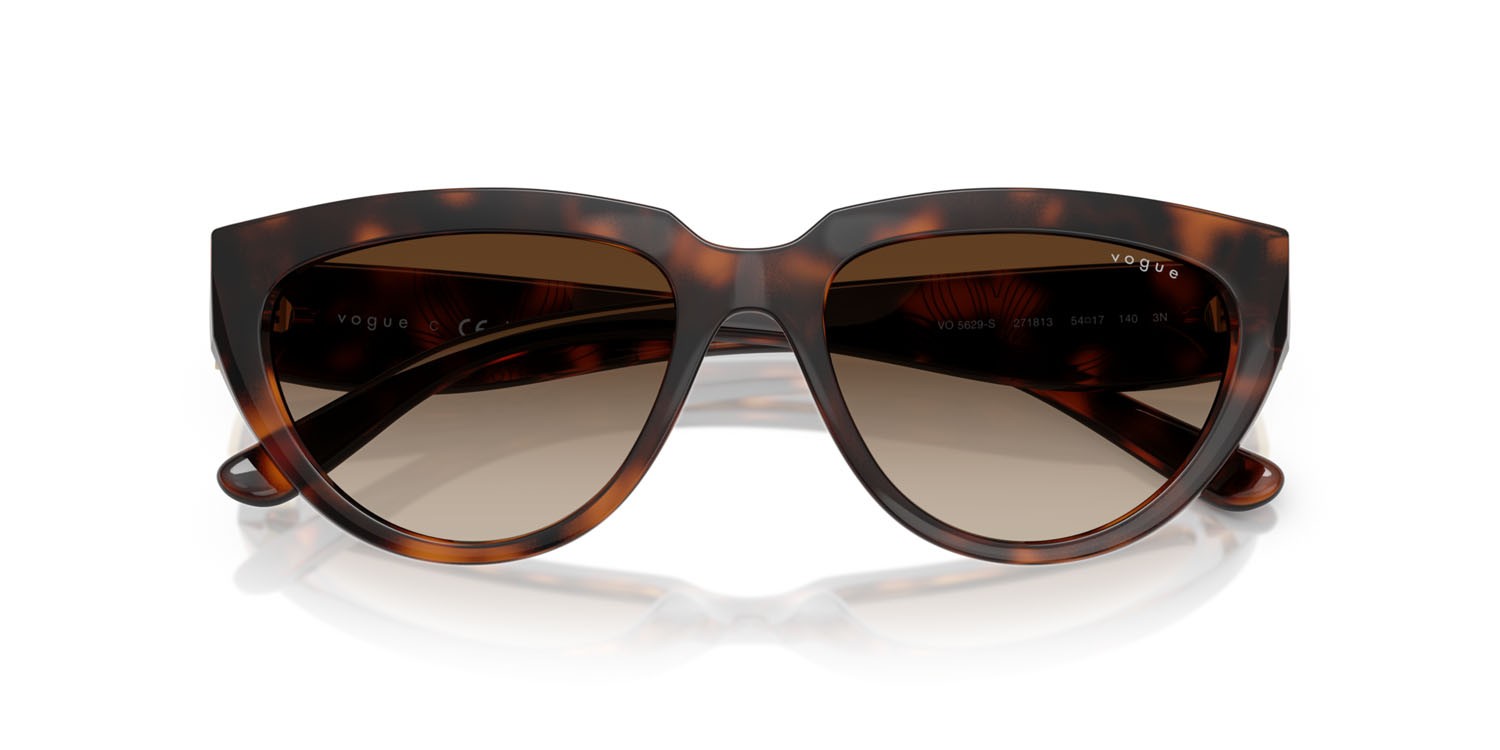 Occhiali da sole Vogue VO 5629S (271813) colore havana scuro totale forma irregolare lenti gradient dark brown