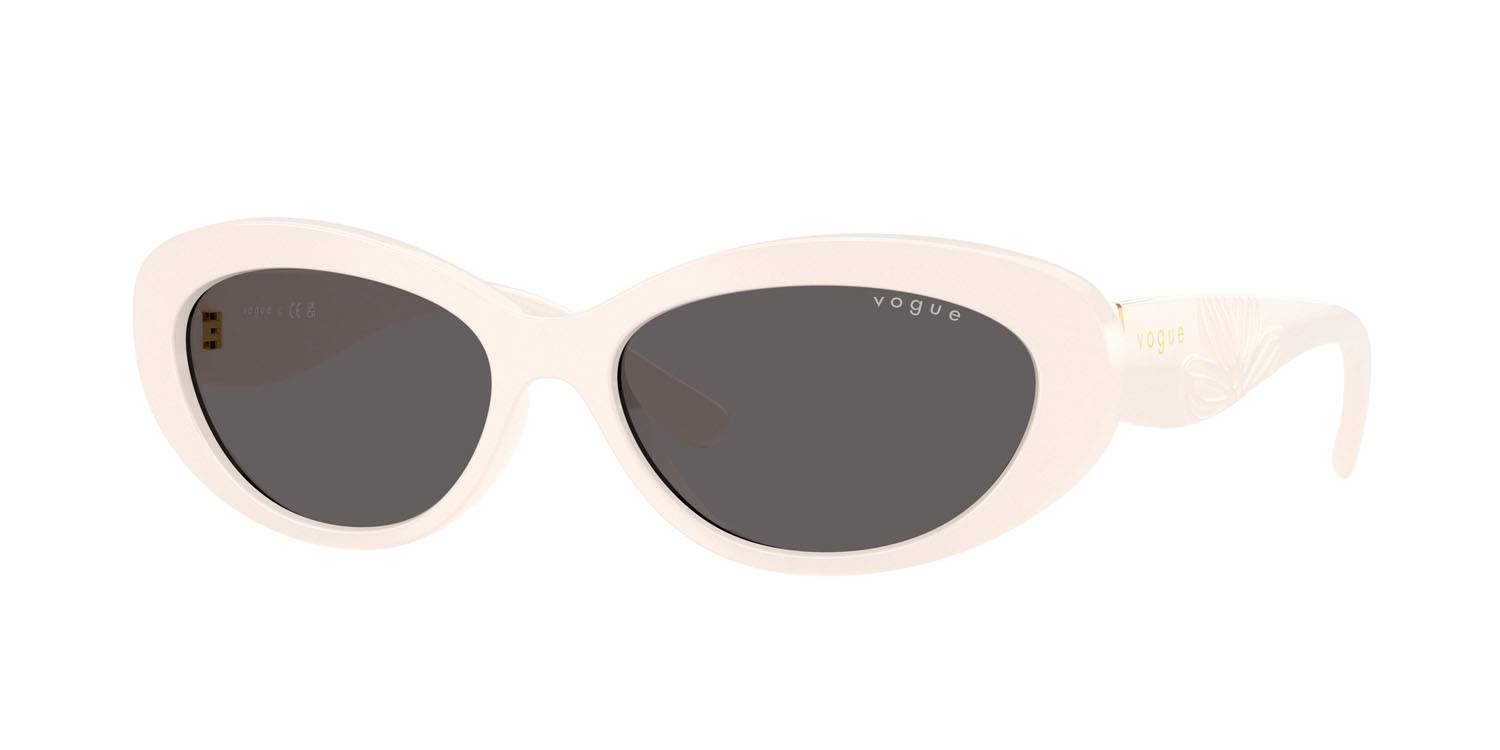 Occhiali da sole Vogue VO 5630S (312487) colore full ivory forma ovale lenti nero/grigio fumo