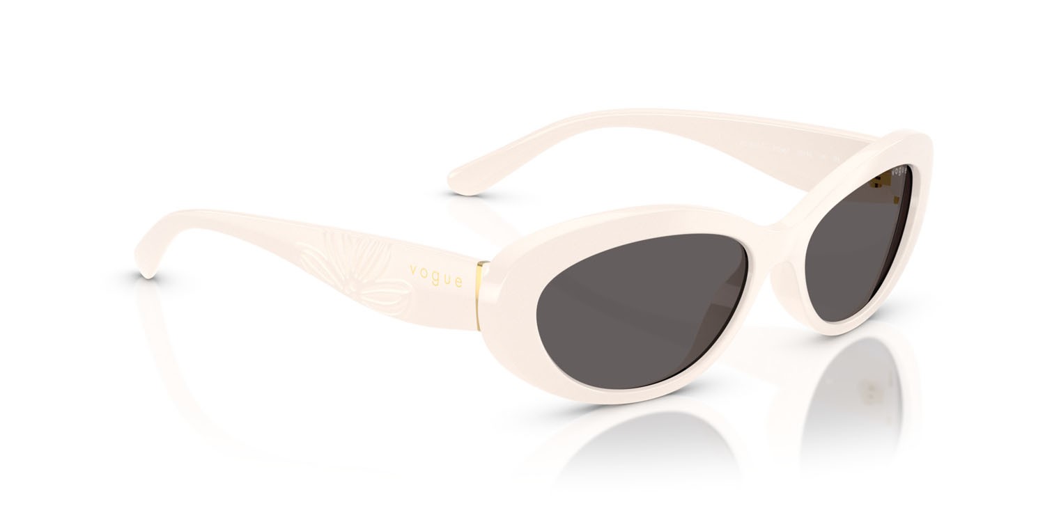 Occhiali da sole Vogue VO 5630S (312487) colore full ivory forma ovale lenti nero/grigio fumo