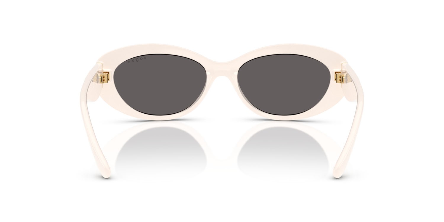 Occhiali da sole Vogue VO 5630S (312487) colore full ivory forma ovale lenti nero/grigio fumo