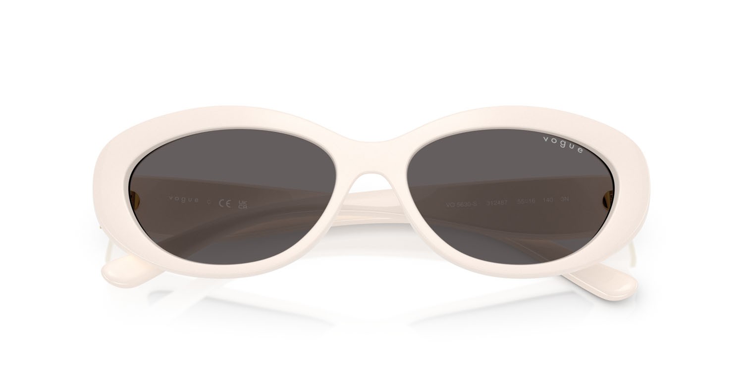 Occhiali da sole Vogue VO 5630S (312487) colore full ivory forma ovale lenti nero/grigio fumo