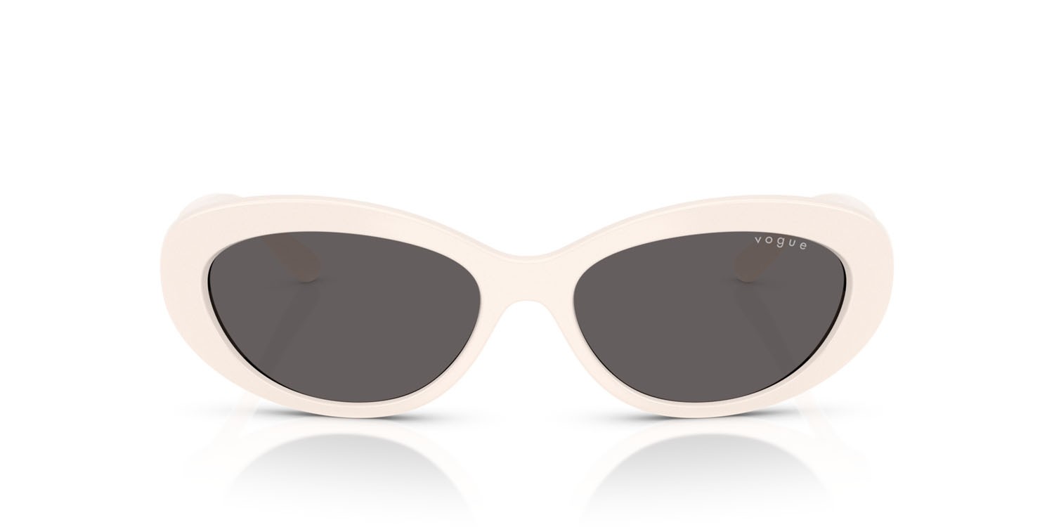 Occhiali da sole Vogue VO 5630S (312487) colore full ivory forma ovale lenti nero/grigio fumo