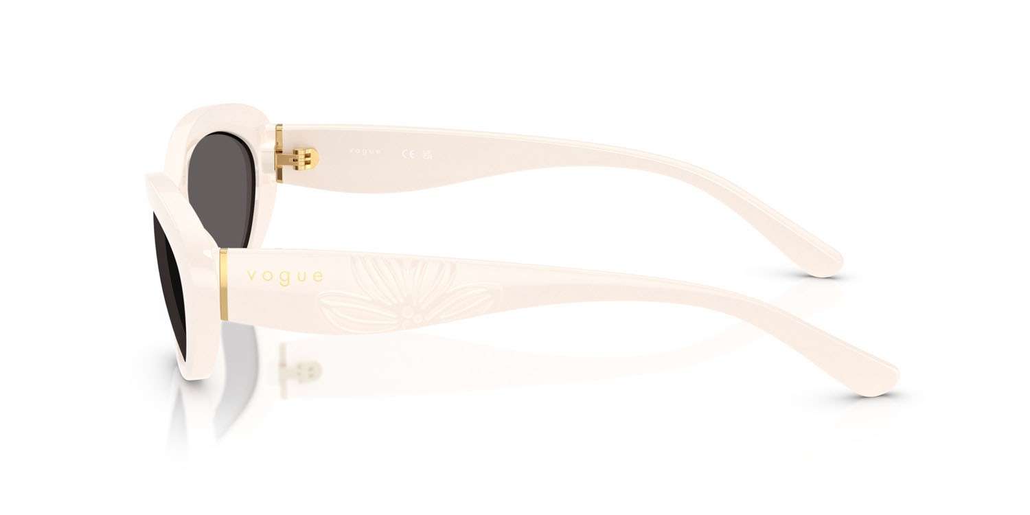 Occhiali da sole Vogue VO 5630S (312487) colore full ivory forma ovale lenti nero/grigio fumo
