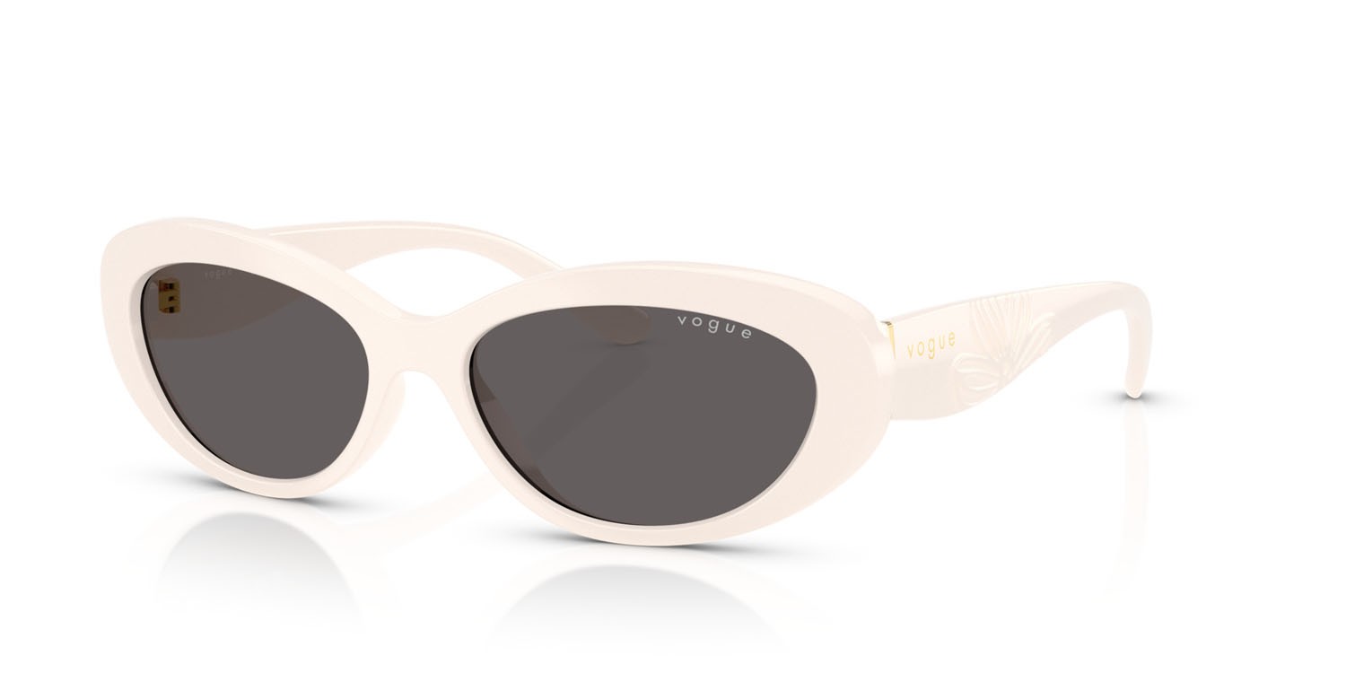 Occhiali da sole Vogue VO 5630S (312487) colore full ivory forma ovale lenti nero/grigio fumo