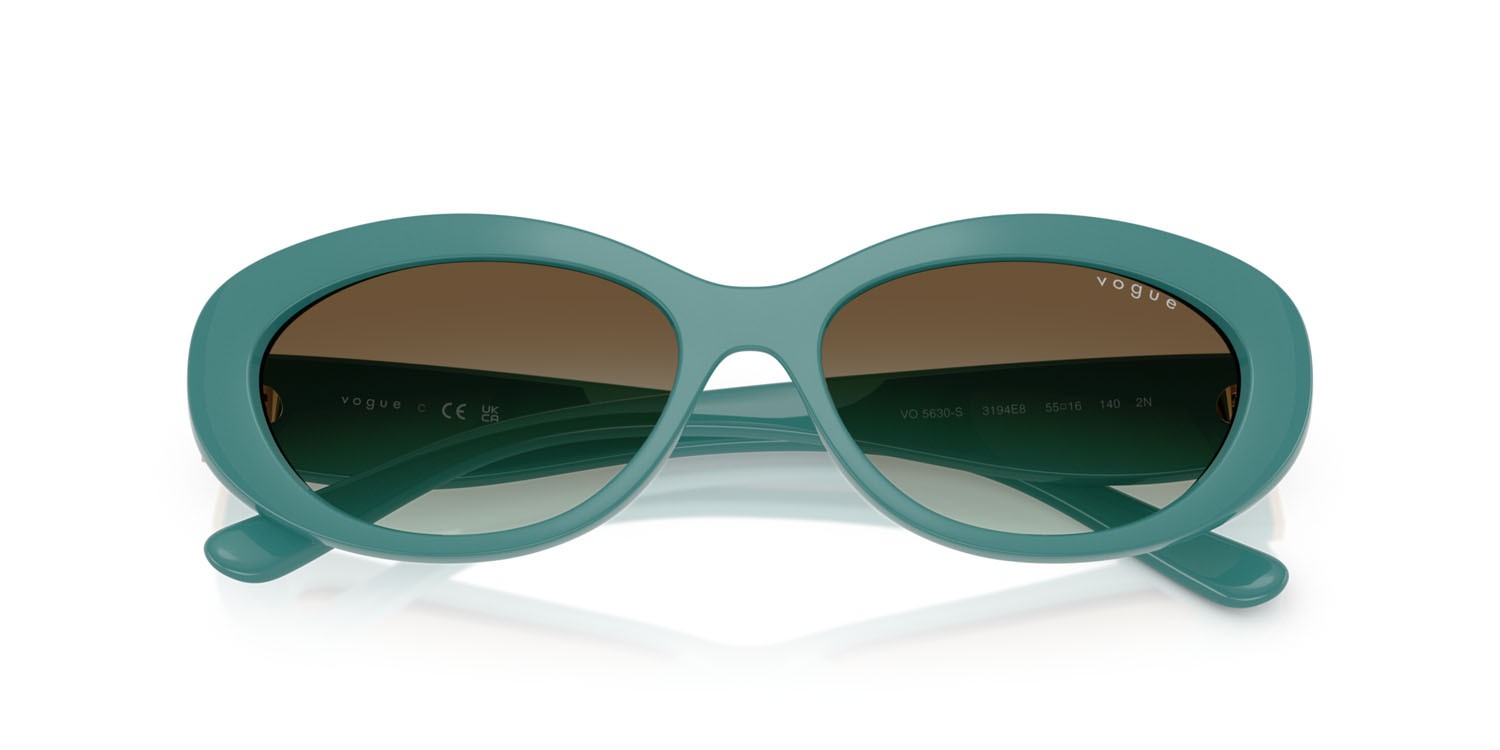 Occhiali da sole Vogue VO 5630S (3194E8) colore petrolio chiaro forma ovale lenti verde sfumato marrone