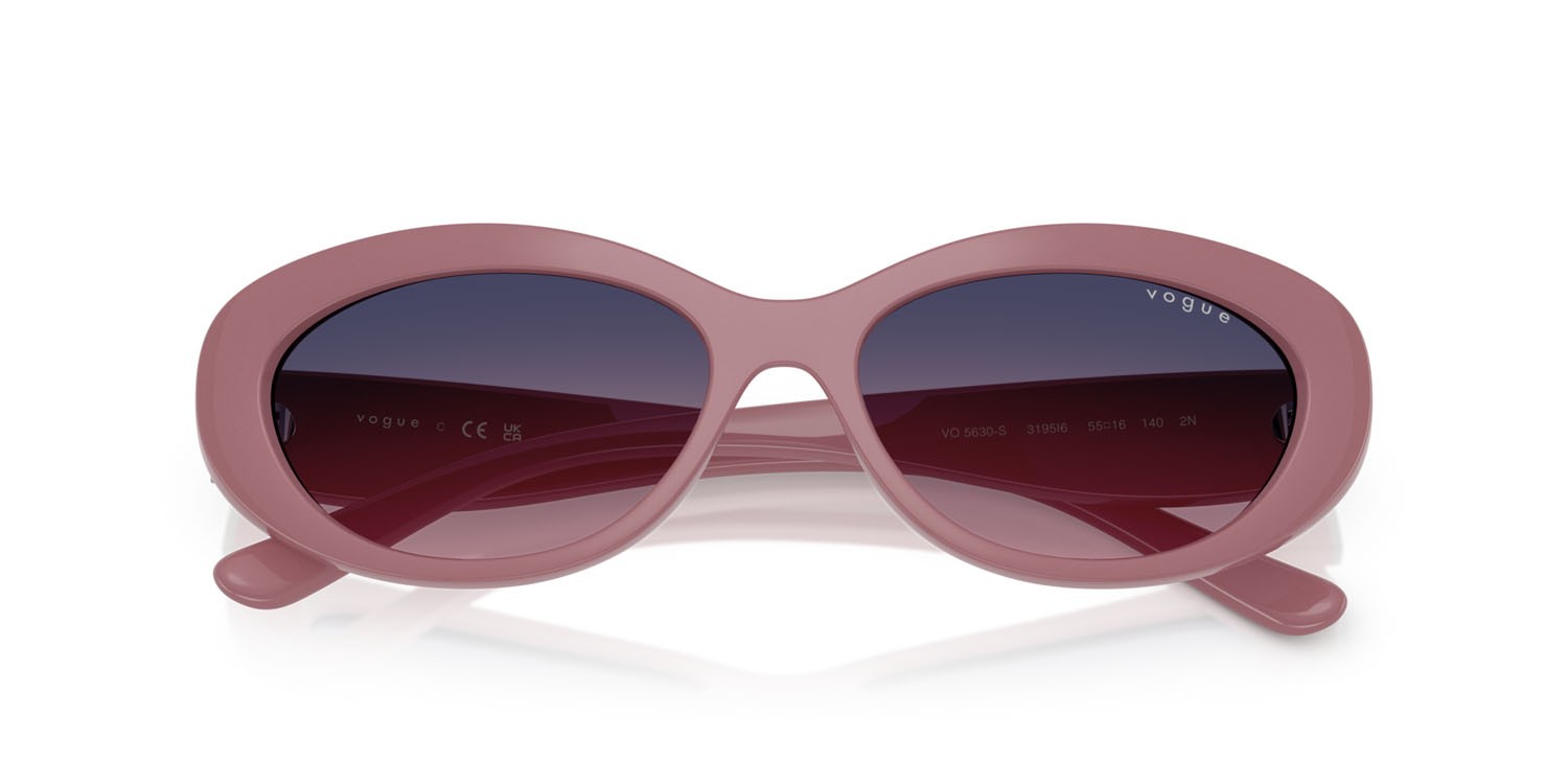Occhiali da sole Vogue VO 5630S (3195I6) colore rosa antico scuro forma ovale lenti rosa sfumato blu