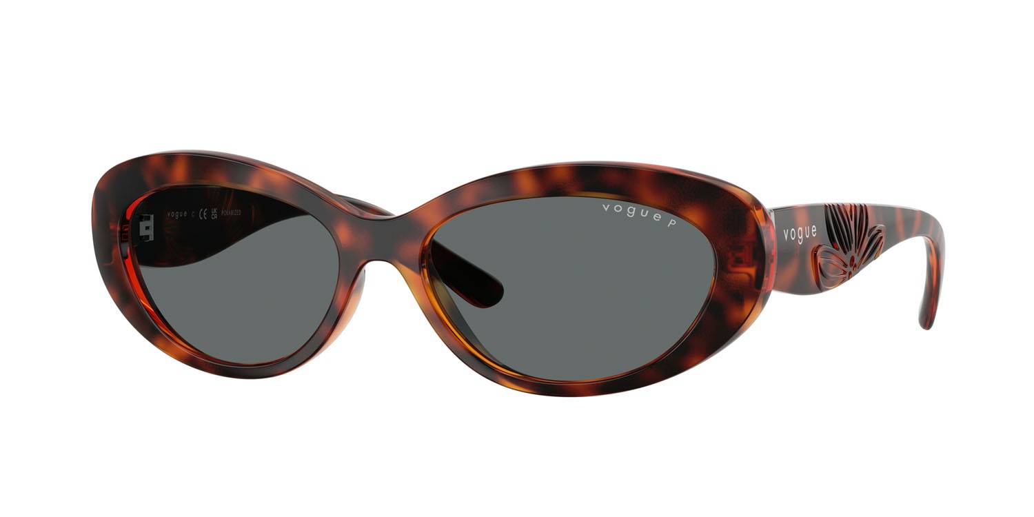 Occhiali da sole Vogue VO 5630S (W65681) colore havana scuro forma ovale lenti polar grigio scuro