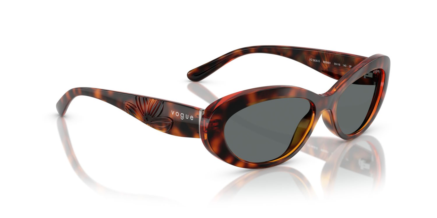 Occhiali da sole Vogue VO 5630S (W65681) colore havana scuro forma ovale lenti polar grigio scuro