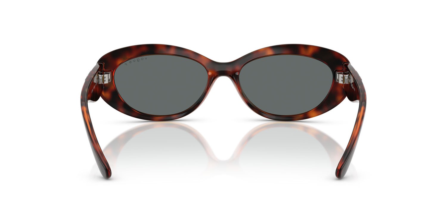 Occhiali da sole Vogue VO 5630S (W65681) colore havana scuro forma ovale lenti polar grigio scuro