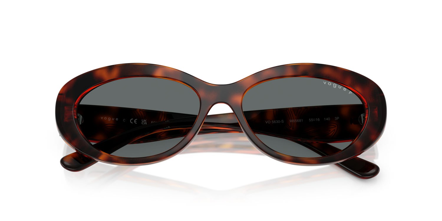 Occhiali da sole Vogue VO 5630S (W65681) colore havana scuro forma ovale lenti polar grigio scuro