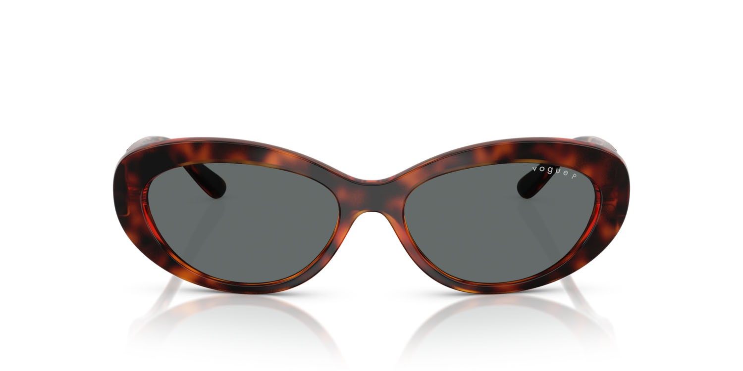 Occhiali da sole Vogue VO 5630S (W65681) colore havana scuro forma ovale lenti polar grigio scuro