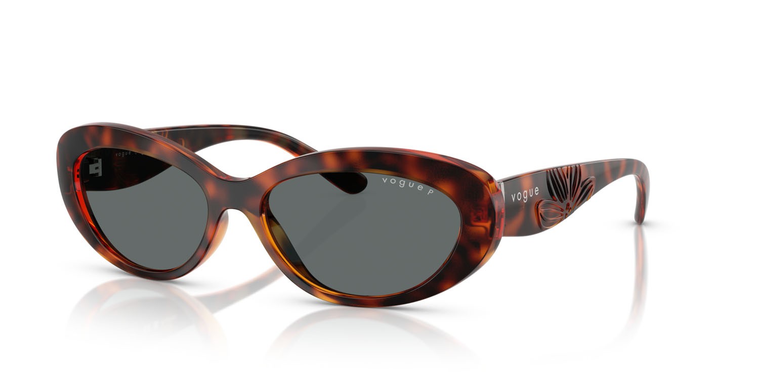 Occhiali da sole Vogue VO 5630S (W65681) colore havana scuro forma ovale lenti polar grigio scuro