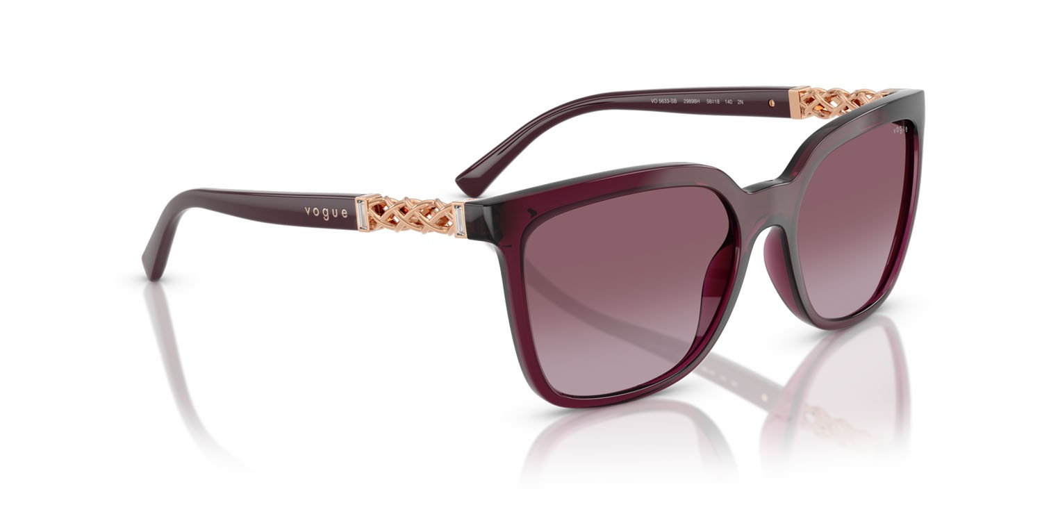 Occhiali da sole Vogue VO 5633SB (29898H) colore rosso ciliegia trasparente forma quadrato lenti violetto sfumato