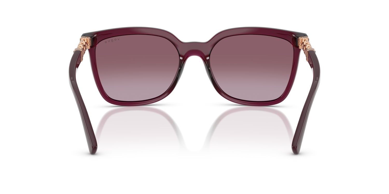 Occhiali da sole Vogue VO 5633SB (29898H) colore rosso ciliegia trasparente forma quadrato lenti violetto sfumato