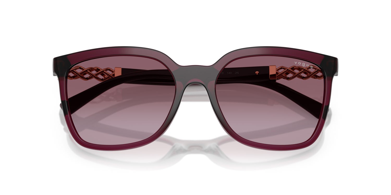 Occhiali da sole Vogue VO 5633SB (29898H) colore rosso ciliegia trasparente forma quadrato lenti violetto sfumato