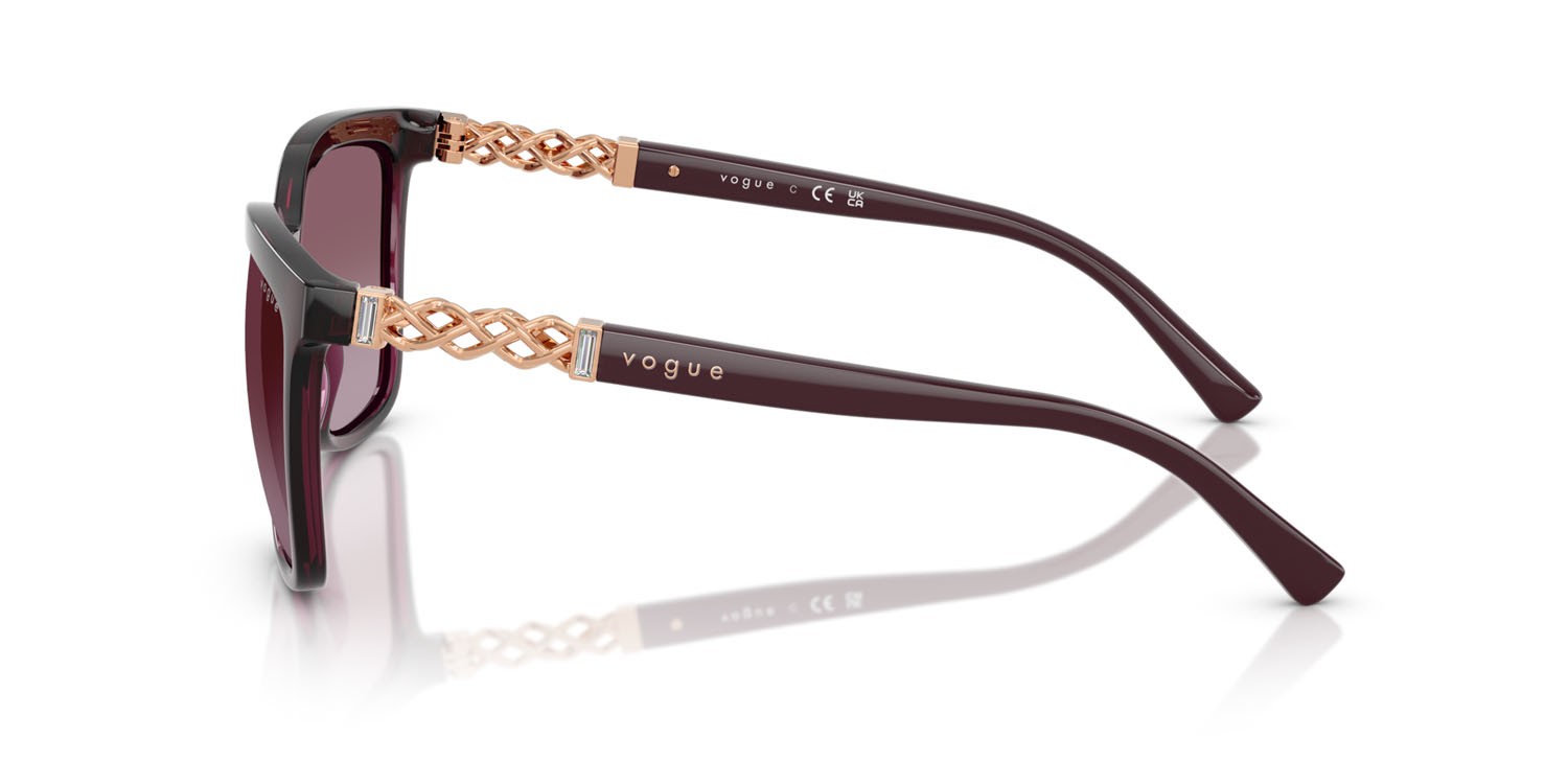Occhiali da sole Vogue VO 5633SB (29898H) colore rosso ciliegia trasparente forma quadrato lenti violetto sfumato