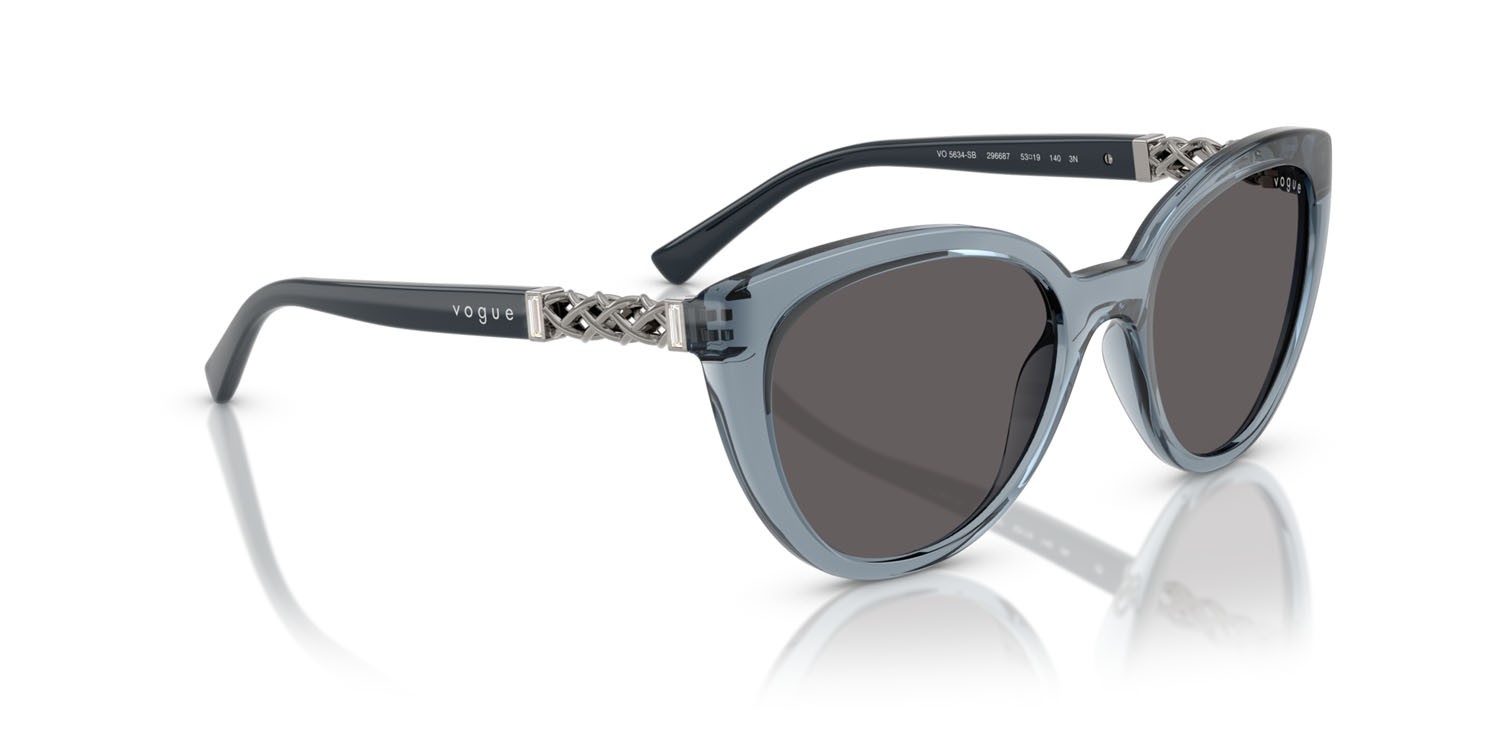Occhiali da sole Vogue VO 5634SB (296687) colore azzurro trasparente forma cat eye lenti nero/grigio fumo