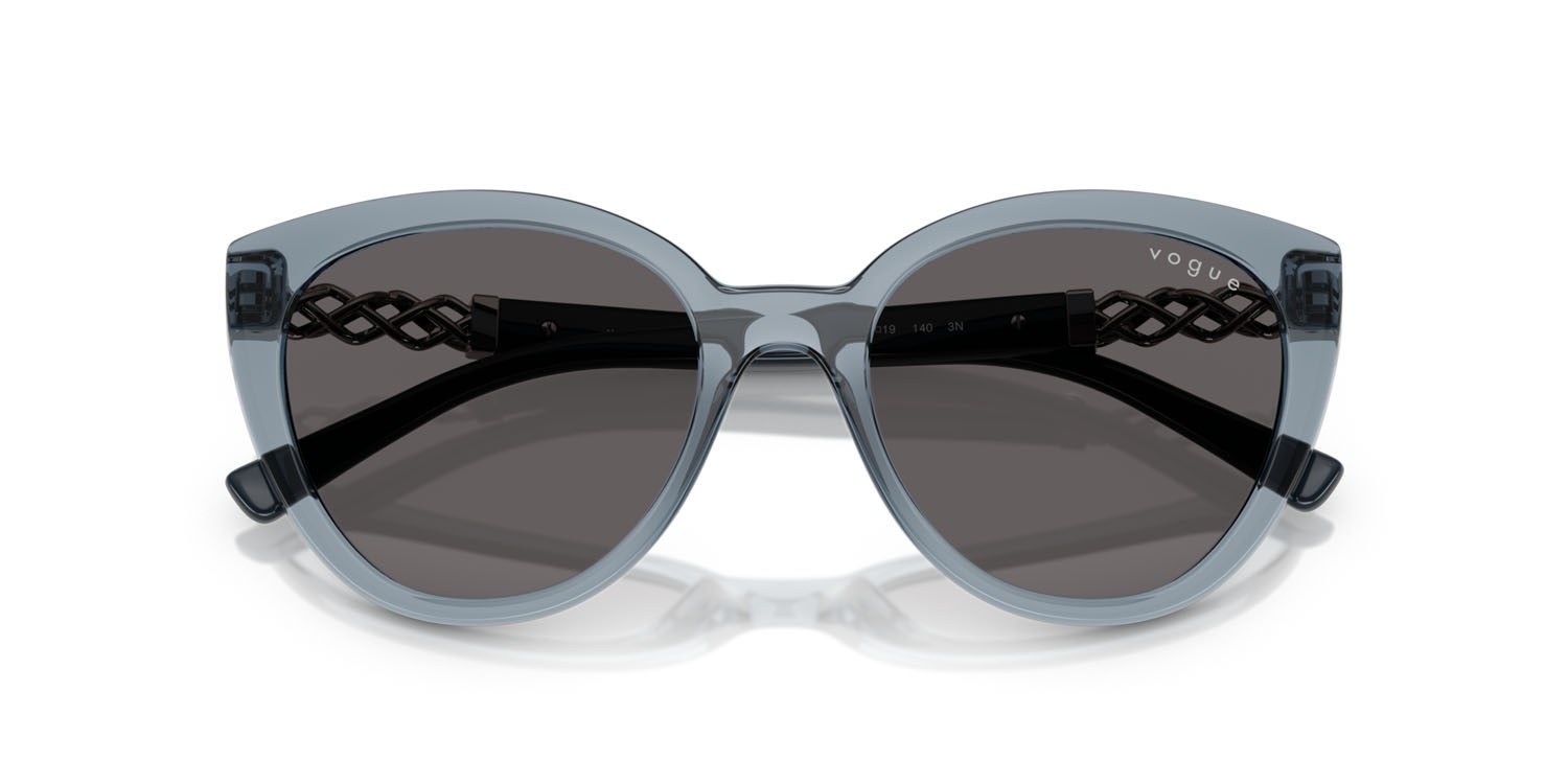 Occhiali da sole Vogue VO 5634SB (296687) colore azzurro trasparente forma cat eye lenti nero/grigio fumo
