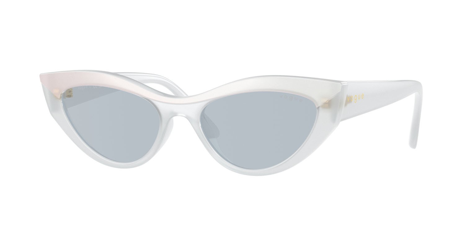 Occhiali da sole Vogue VO 5637SU (32201U) colore top bianco/latte opalino forma cat eye lenti azzurro specchiato argento