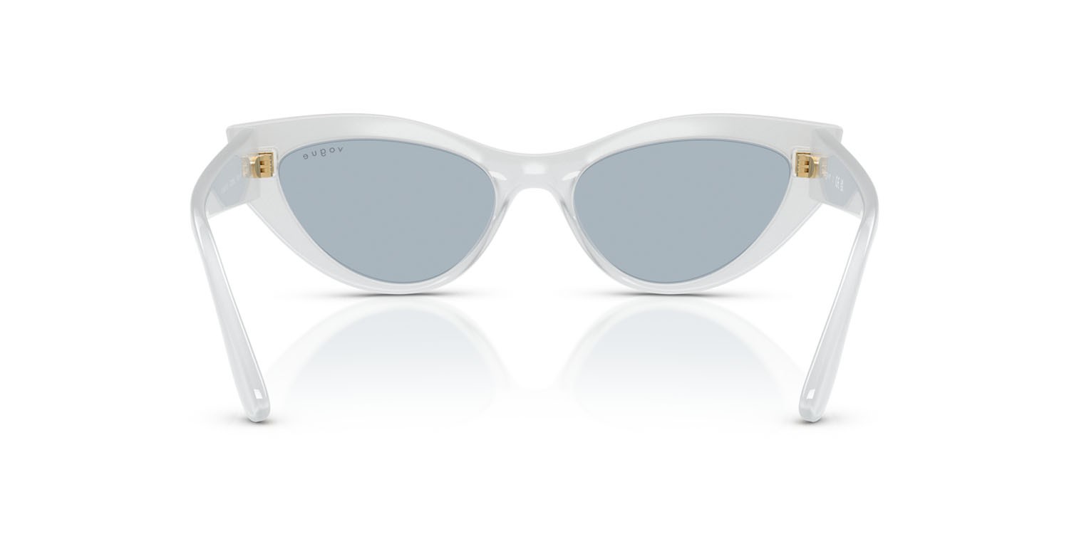 Occhiali da sole Vogue VO 5637SU (32201U) colore top bianco/latte opalino forma cat eye lenti azzurro specchiato argento