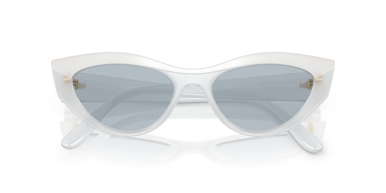Occhiali da sole Vogue VO 5637SU (32201U) colore top bianco/latte opalino forma cat eye lenti azzurro specchiato argento