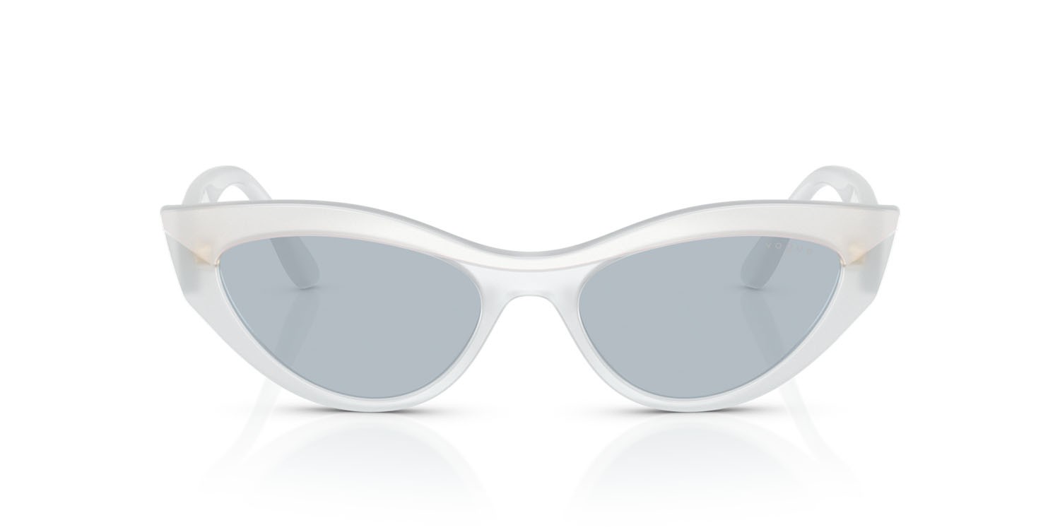 Occhiali da sole Vogue VO 5637SU (32201U) colore top bianco/latte opalino forma cat eye lenti azzurro specchiato argento