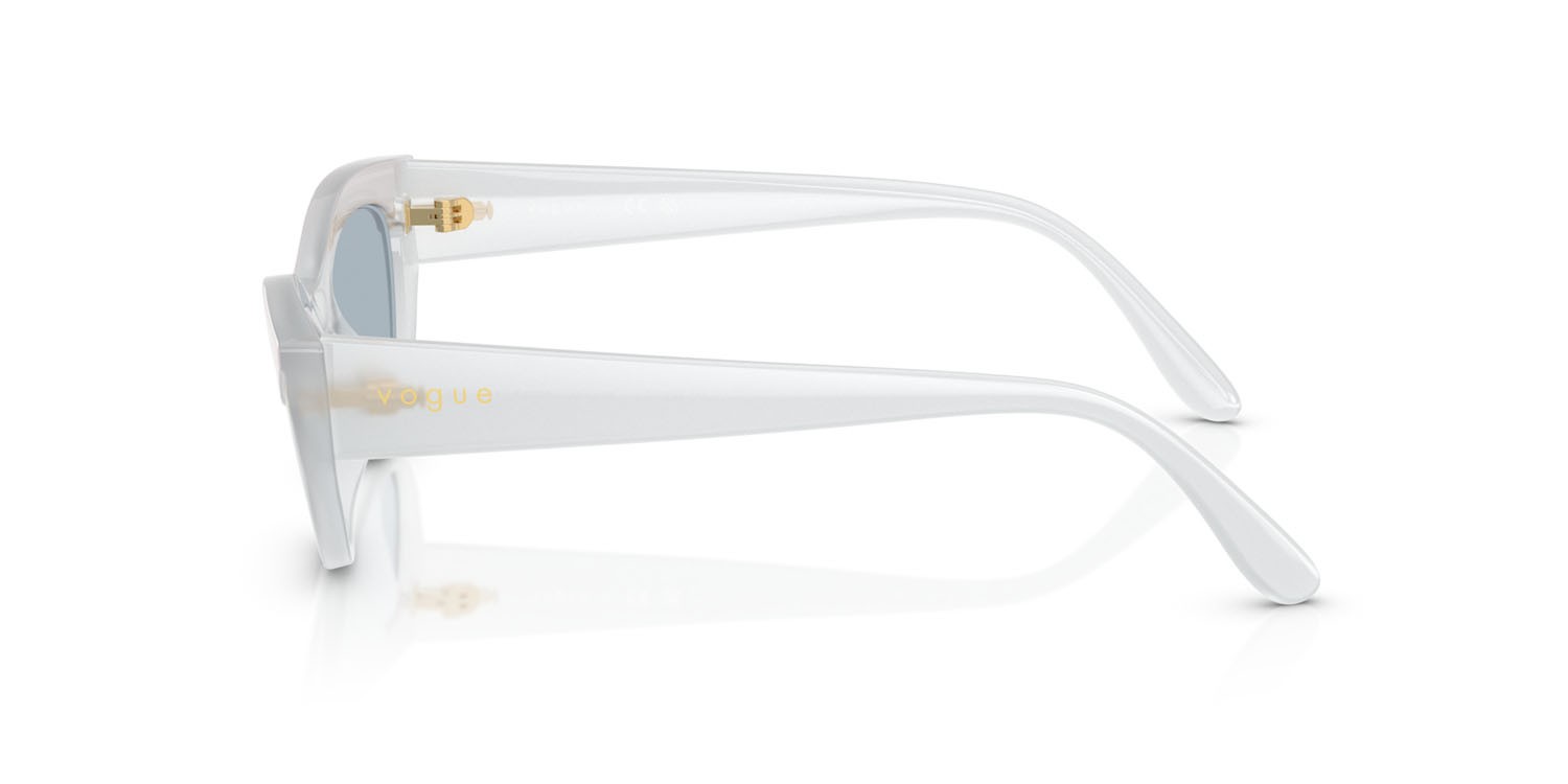 Occhiali da sole Vogue VO 5637SU (32201U) colore top bianco/latte opalino forma cat eye lenti azzurro specchiato argento