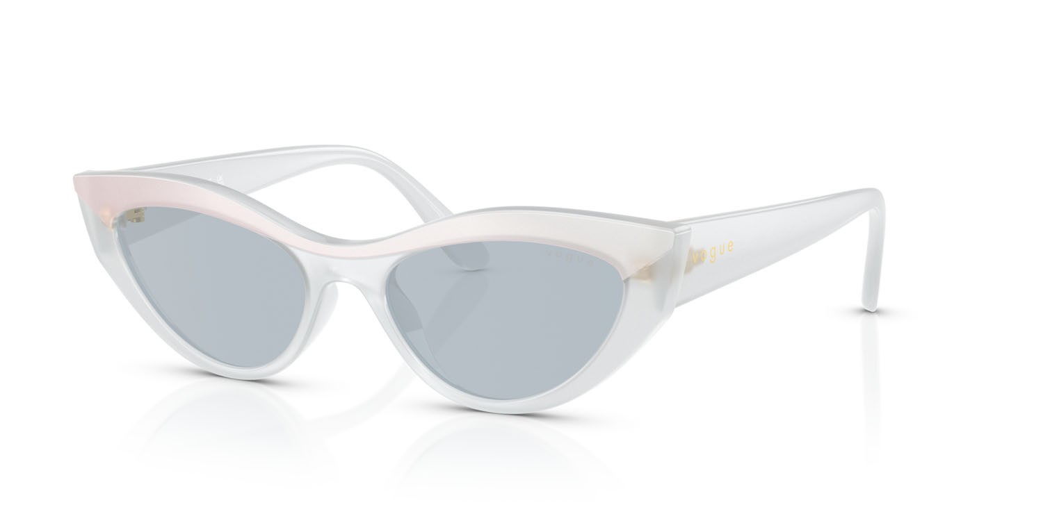 Occhiali da sole Vogue VO 5637SU (32201U) colore top bianco/latte opalino forma cat eye lenti azzurro specchiato argento